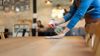 نظافت زیر میز ناهارخوری و جلسات